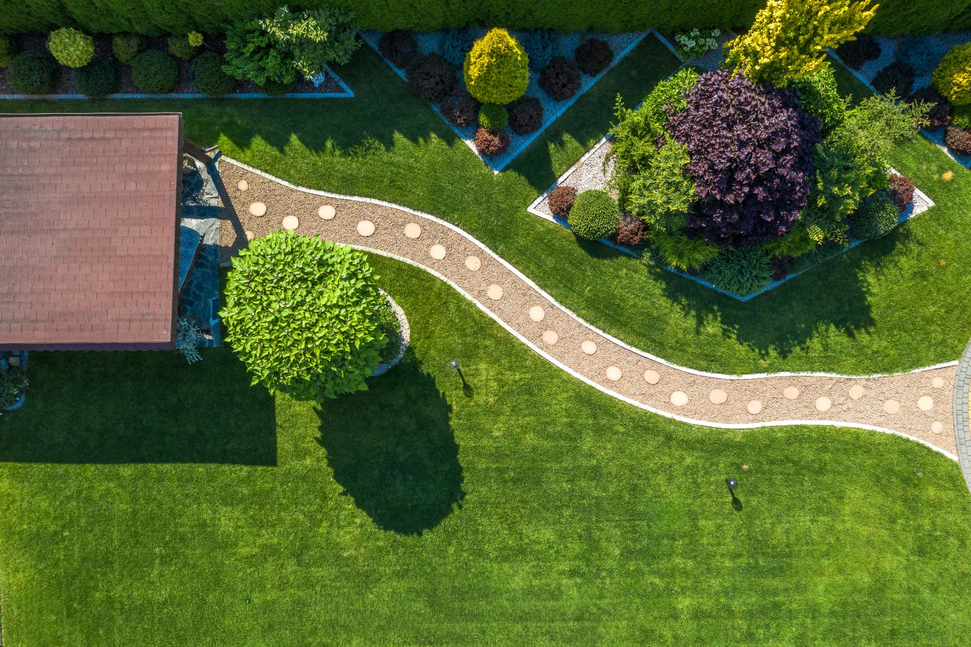 Gartenpflege einer Außenanlage in Offenbach und Umgebung